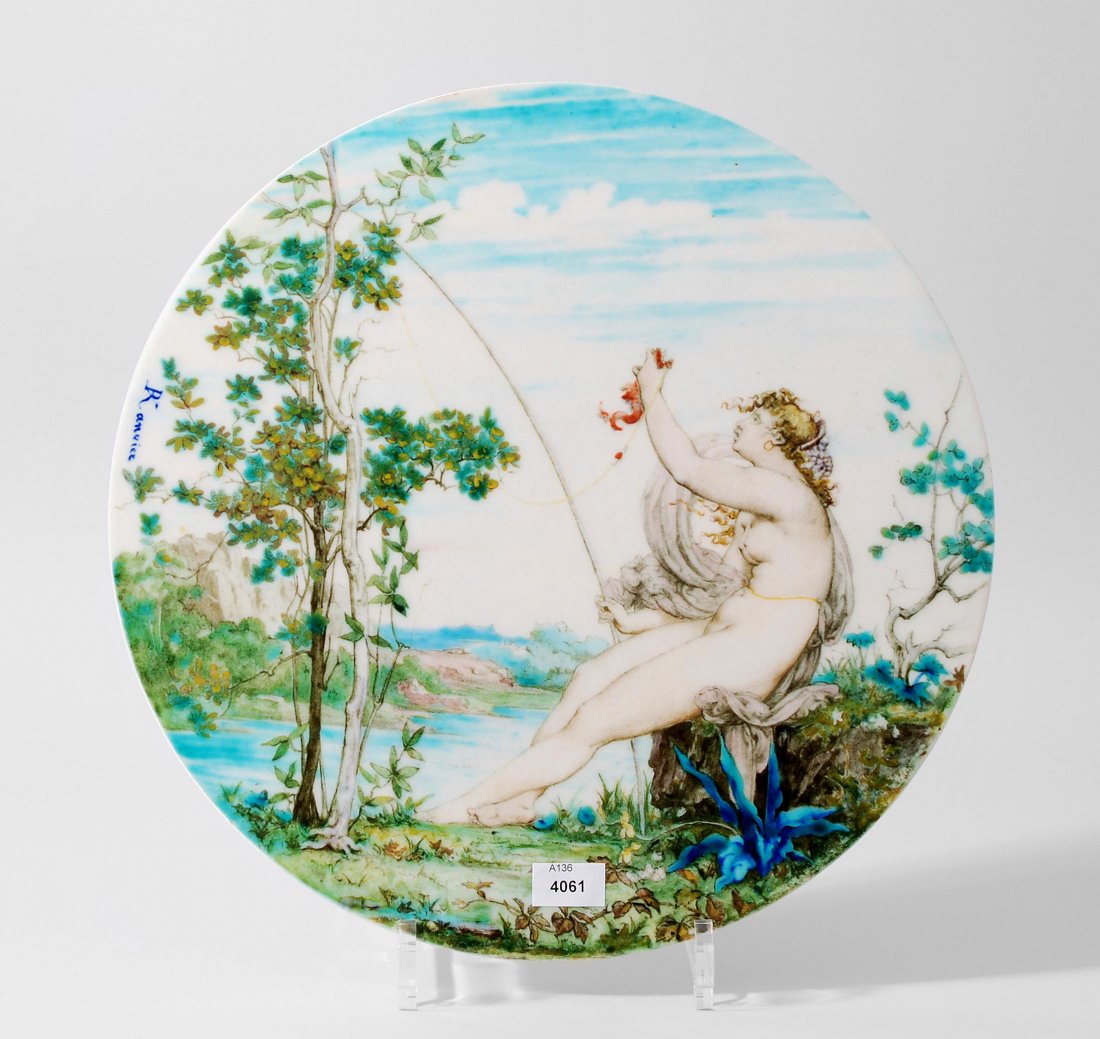 Platte, Victor Ranvier (Frankreich 1832–1896) und: Platte, Victor Ranvier (Frankreich 1832–1896) und Théodore Deck (Guebwiller 1823–1891 Paris), 1867 Fayence, polychrom gemalte Darstellung einer Nymphe mit Angelrute. Bezeichnet: V Ranvier (auf Vo