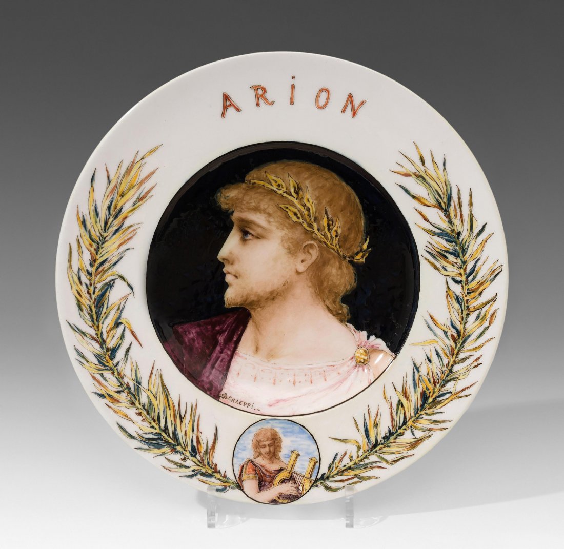 Wandteller "Arion", Sophie Schaeppi (Winterthur: Wandteller "Arion", Sophie Schaeppi (Winterthur 1852–1921) und Théodore Deck (Guebwiller 1823–1910 Paris), um 1880 Fayence, im Spiegel polychrom gemaltes Porträt des Arion, auf der Fahne Zweige