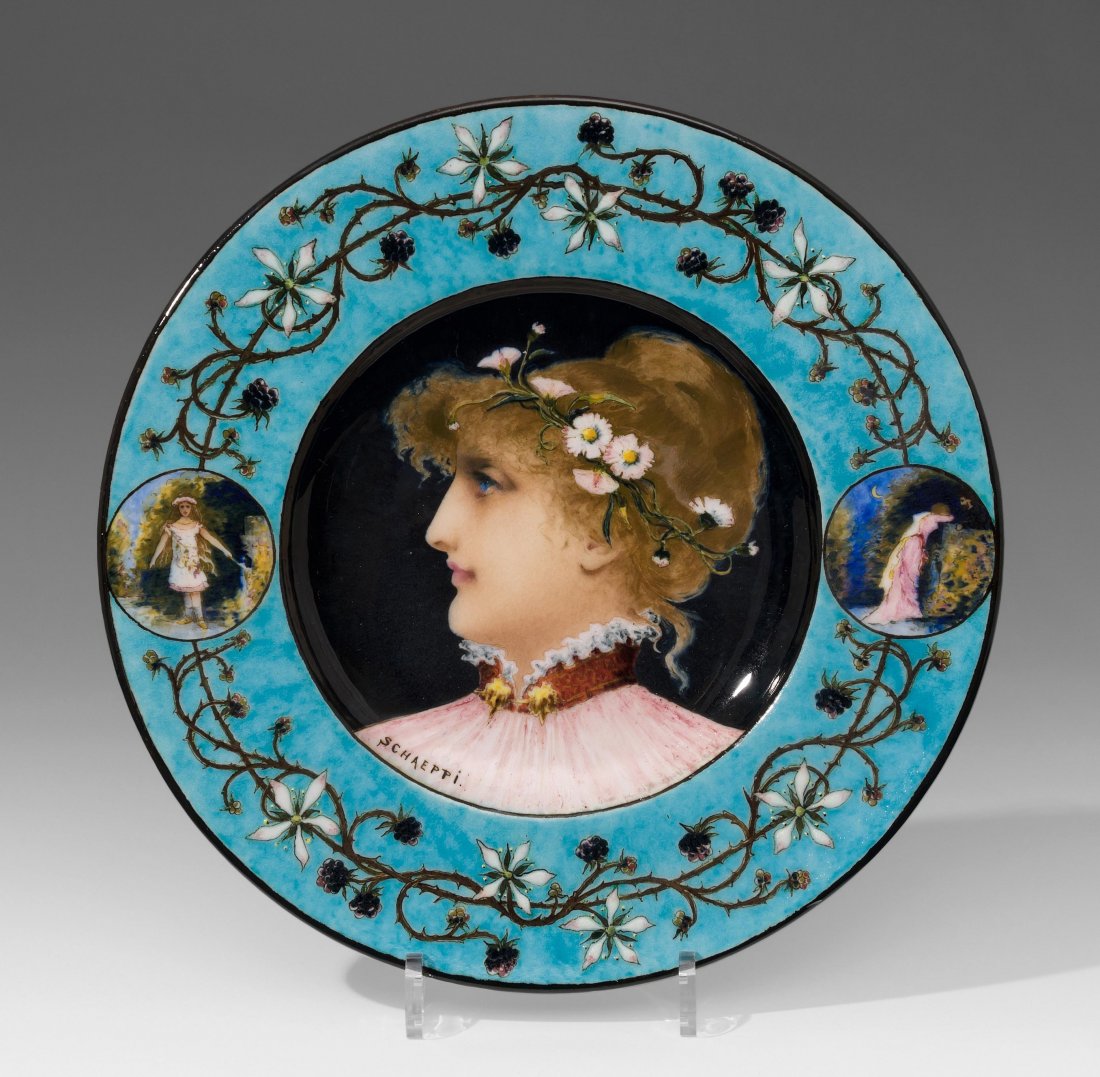Wandteller "Sibylle", Sophie Schaeppi (Winterthur: Wandteller "Sibylle", Sophie Schaeppi (Winterthur 1852–1921) und Théodore Deck (Guebwiller 1823–1891 Paris), um 1880 Fayence, im Spiegel polychrom gemaltes Frauenporträt, rückseitig bezeichnet