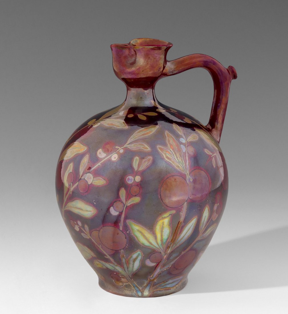Henkelvase, Zsolnay, Pecs, um 1900 Keramik, Eosindekor: Henkelvase, Zsolnay, Pecs, um 1900 Keramik, Eosindekor mit Früchtezweigen. Bezeichnet: Manufakturmarke, Nummer 1494 (auf Papieretikett, 272 (in Farbe). H 23 cm.