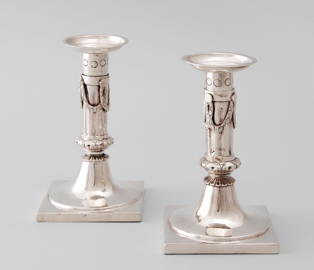 1 Paar Kerzenstöcke Augsburg, 1789–1791. Silber.: 1 Paar Kerzenstöcke Augsburg, 1789–1791. Silber. Meistermarke Schu(h)mann Christian Gottlieb II (Seling 2601). Kurzer, kannelierter Säulenschaft mit eingesetzter Tülle über quadratischem Fuss. G