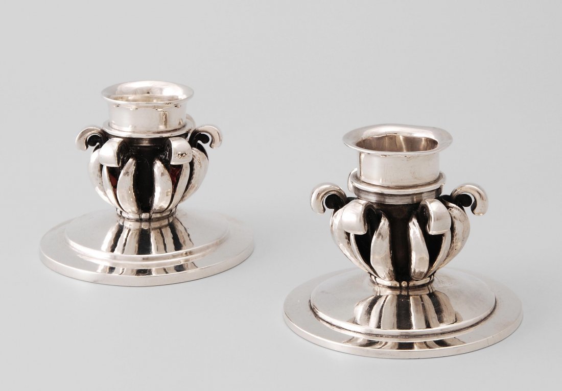 1 Paar kleine Kerzenstöcke Georg Jensen Dänemark, nach: 1 Paar kleine Kerzenstöcke Georg Jensen Dänemark, nach 1945. Silber. Marke Georg Jensen, Entwurf Gustav Pedersen, Modell 598. Tülle über rundem Fuss mit stilisiertem Blattdekor. Feingehalt 925, He