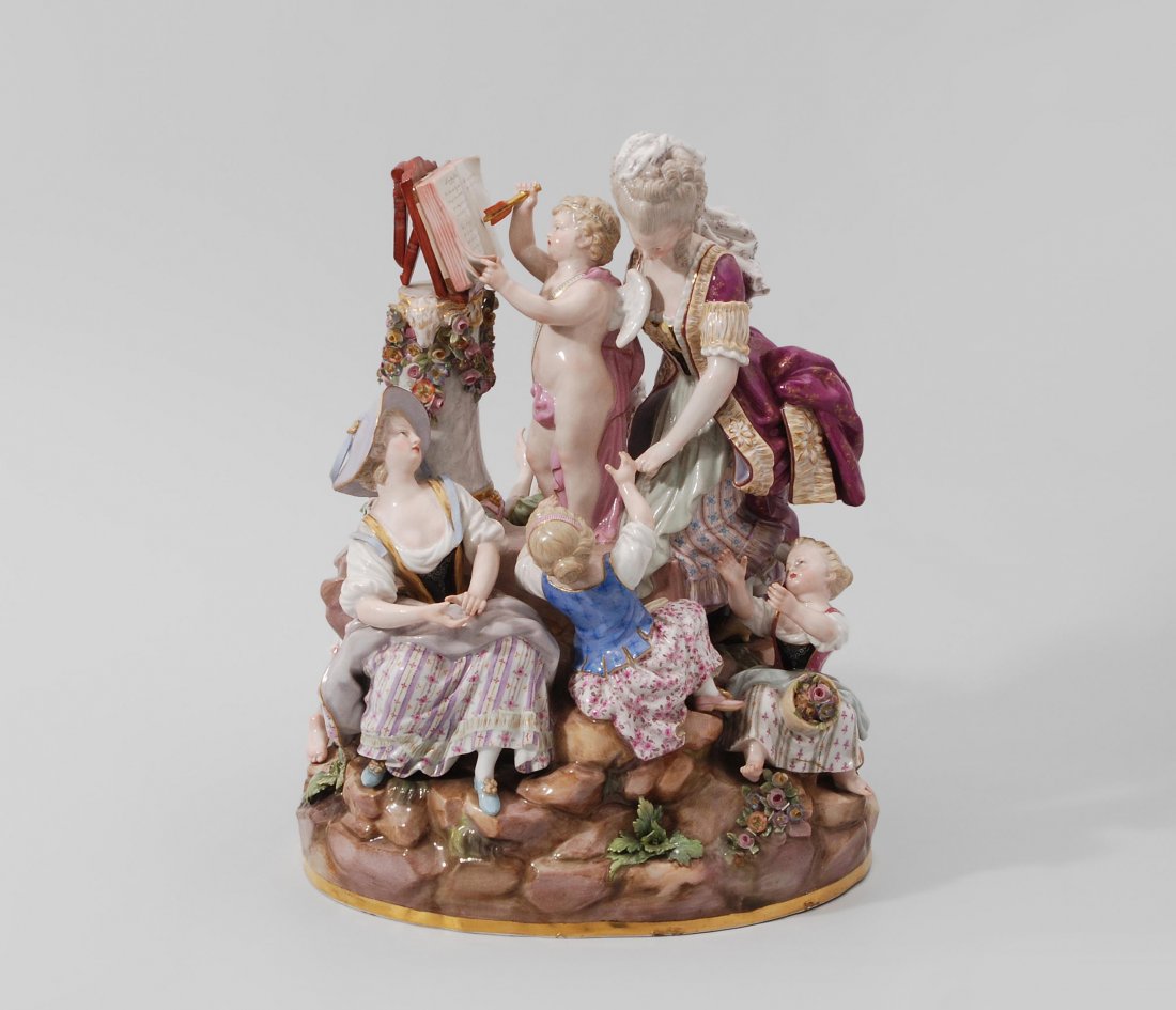 Grosse Figurengruppe: "Die Liebesschule", Meissen, Ende: Grosse Figurengruppe: "Die Liebesschule", Meissen, Ende 19.Jh. Modell von Michel Victor Acier 1777, Modellnummer F 74. Porzellan, farbige Bemalung. Siebenfigurige Gruppe auf Felssockel. Bezeichnet: Sc