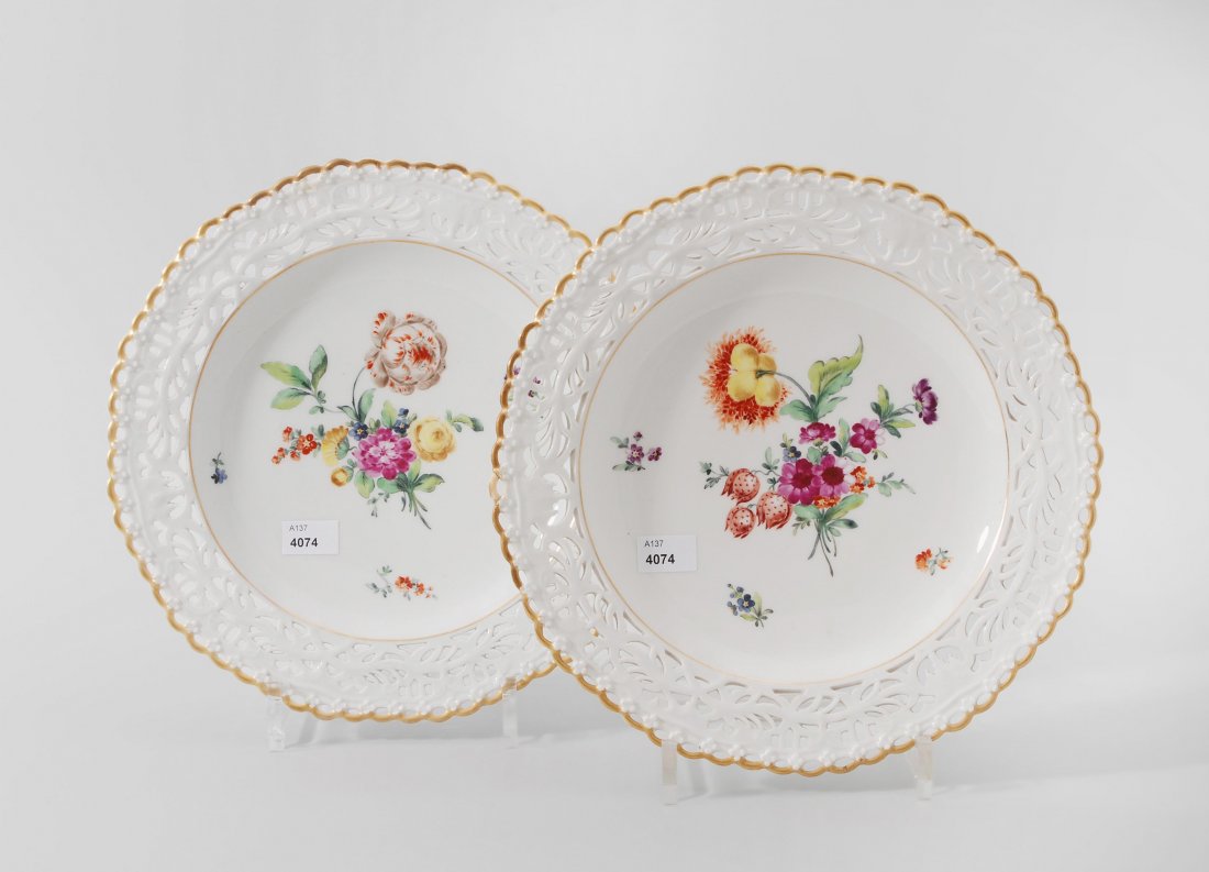 2 Teller, KPM Berlin, um 1780 Porzellan, "Königsglatt: 2 Teller, KPM Berlin, um 1780 Porzellan, "Königsglatt mit Palmendurchbruch", farbige Blumenmalerei. Bezeichnet: Blaue Zeptermarke. D 25 cm.