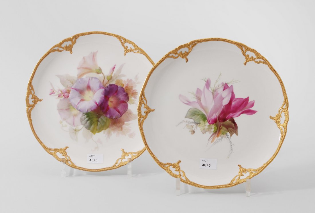 2 Prunkteller, KPM Berlin, um 1900 Porzellan, Rand: 2 Prunkteller, KPM Berlin, um 1900 Porzellan, Rand "Biscuit vergoldet", im Spiegel farbig gemalte Blumen. Bezeichnet: Blaue Zeptermarke, roter Reichsapfel KPM. D 22 cm.