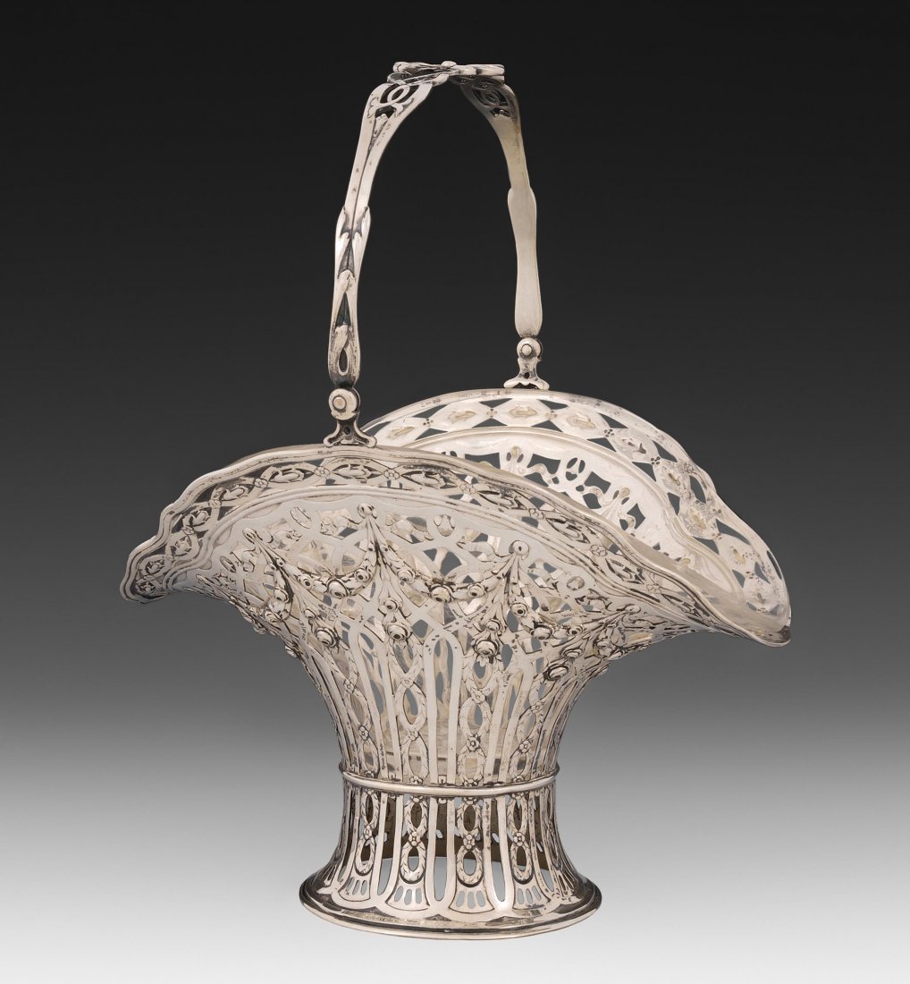 Berliner Henkelkorb Um 1900. Silber. Herstellermarke: Berliner Henkelkorb Um 1900. Silber. Herstellermarke Louis Werner. Durchbrochene Fächerform mit Bogenhenkel. Gravierter und reliefierter Girlandendekor. Glaseinsatz. Halbmond/Krone, Herstellermarke, 
