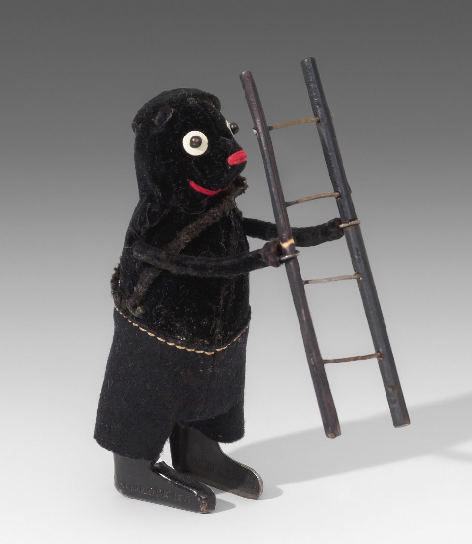Schuco-Tanzfigur "Karikaturmaus als Schlotfeger": Schuco-Tanzfigur "Karikaturmaus als Schlotfeger" Deutschland, 1930er Jahre. Metallkörper, Oberkörper und Kopf aus schwarzem Samt. Hose und Käppi aus schwarzem Filz. Mit Holzleiter. Fussprägung "SC