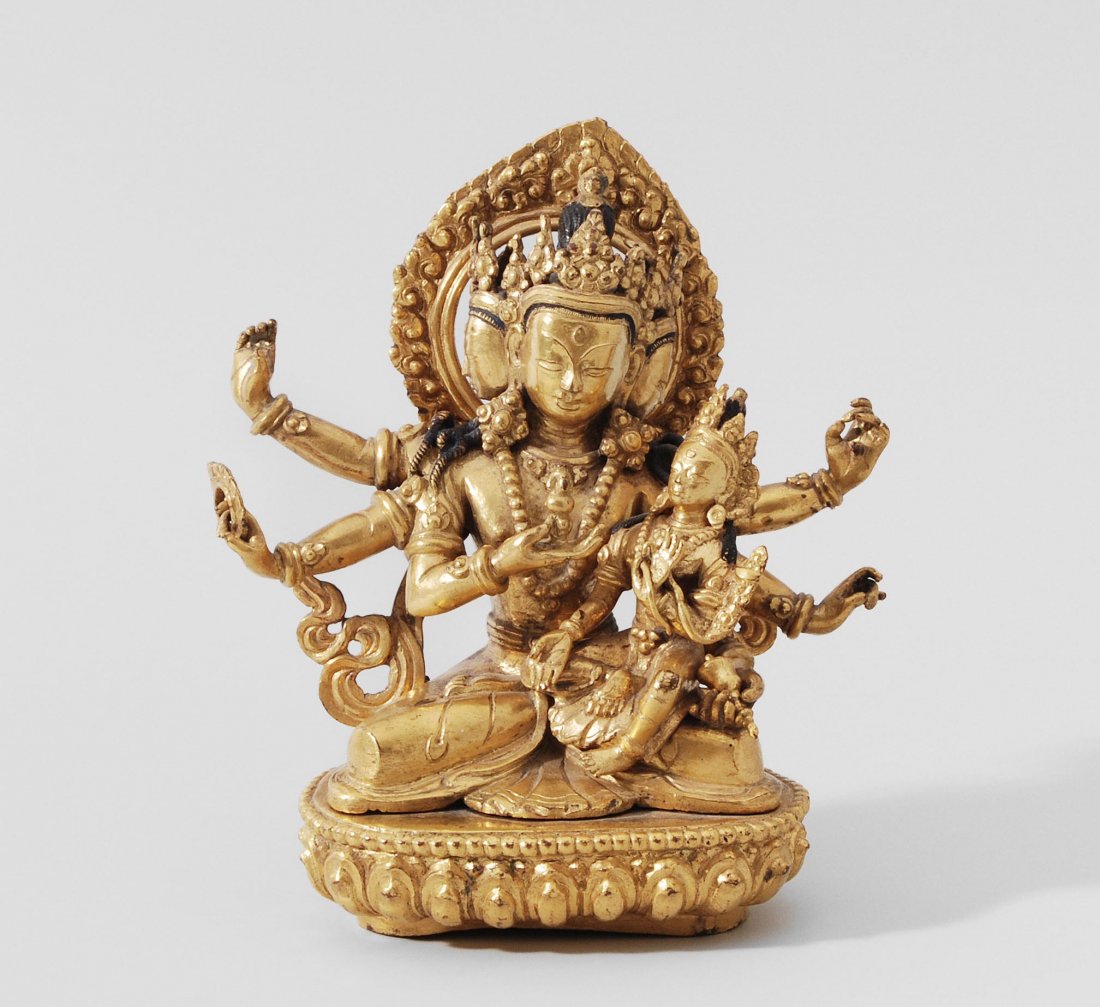 Ushnishavijaya Nepal, 20.Jh. Bronze, vergoldet.: Ushnishavijaya Nepal, 20.Jh. Bronze, vergoldet. Sechsarmige Buddha Matri mit Bodhisattva auf ihrem Schoss. Fehl- und Schadstellen. H 14 cm.