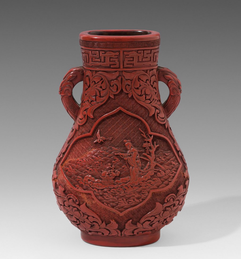 Henkelvase China, 19./20.Jh. Rotlack, tief geschnitzt. (1 of 1)