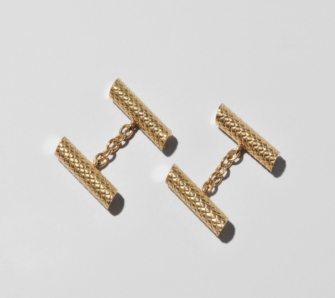 Boucheron Manschettenknöpfe 750 Gelbgold.: Boucheron Manschettenknöpfe 750 Gelbgold. Jumelles-Manschetteknöpfe aus strukturierten Stäben. 11,1 g. Originaletui.