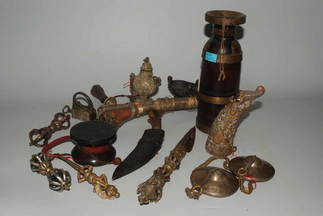 Sammlung von Objekten Nepal. Gelbguss, Holz, Knochen. (1 of 3)