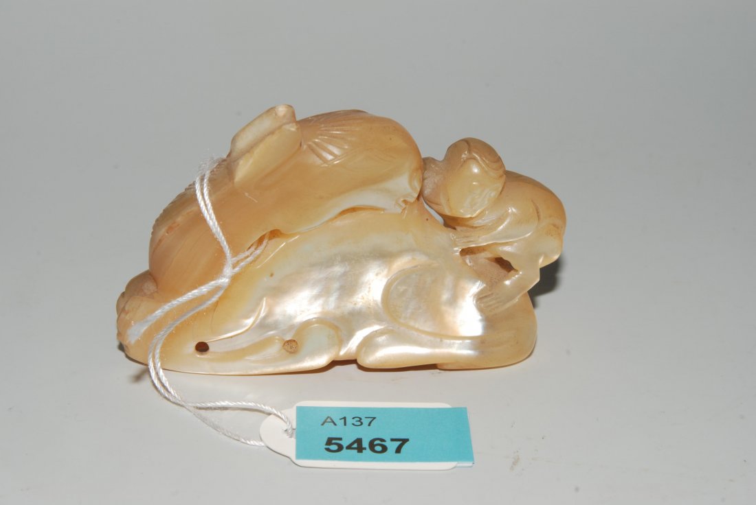 Liegendes Pferd China, 20.Jh. Perlmutt. Liegendes Pferd (1 of 1)