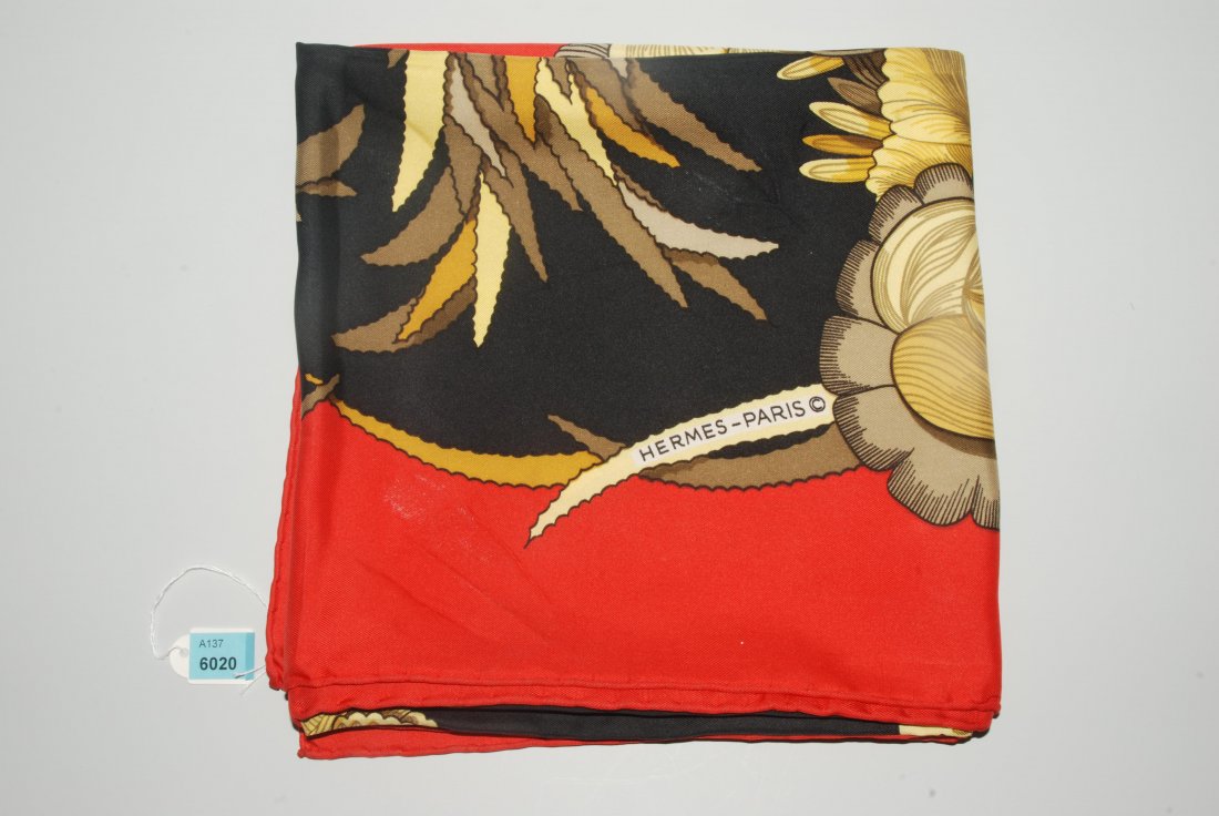 Hermès, Carré "Tahiti" Seide. Schwarzer Grund und rote: Hermès, Carré "Tahiti" Seide. Schwarzer Grund und rote Bordüre. Ca. 89x89. Reinigungsbedürftig.