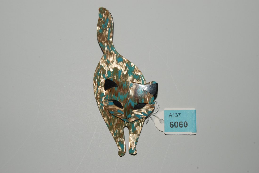 Léa Stein, Brosche "Attila" Paris, nach 1969. Stehende: Léa Stein, Brosche "Attila" Paris, nach 1969. Stehende Katze. Rhodoid, beige und türkis. Gestempelt LEA STEIN PARIS. H 10 cm. Guter Zustand.