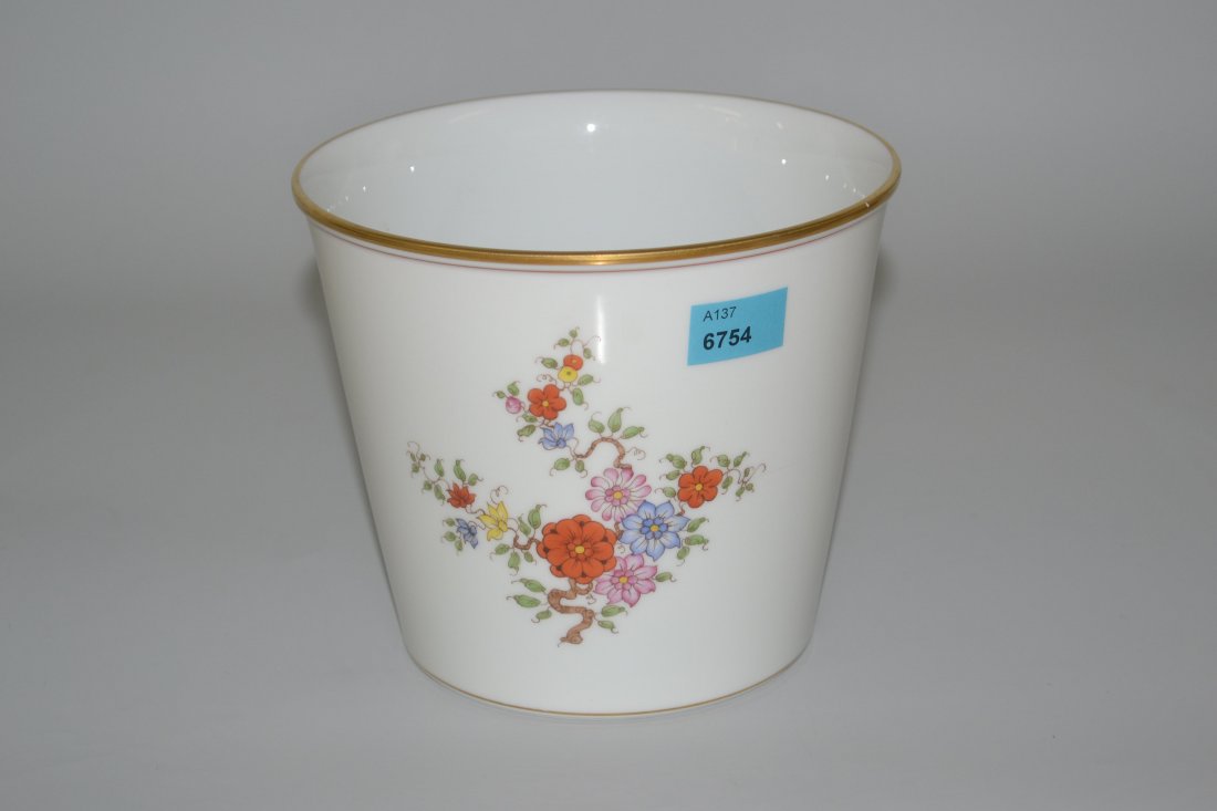 Cachepot, Augarten, Wien, 20.Jh. Porzellan, bunter: Cachepot, Augarten, Wien, 20.Jh. Porzellan, bunter "Indianischer" Blumendekor, Goldrand. H 12,5 cm.