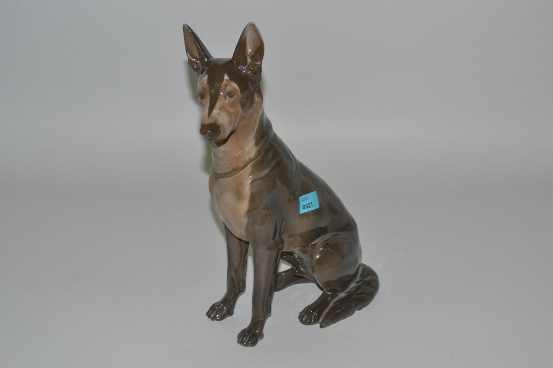 Tierfigur: Sitzender Deutscher Schferhund, Rosenthal,: Tierfigur: Sitzender Deutscher Schferhund, Rosenthal, Kunstabteilung Werk Selb, 20.Jh. Entwurf: Fritz Diller um 1913. Porzellan, Unterglasurbemalung. Bezeichnet: Manufakturmarke, Modellnummer 260. H 2