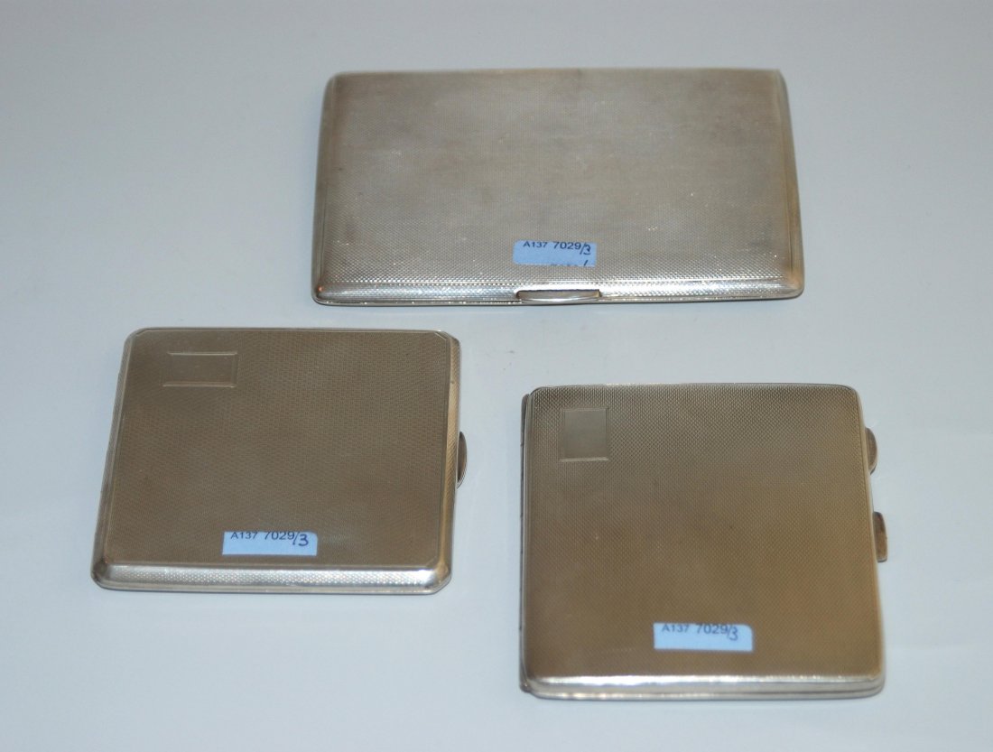 Lot: 3 Zigarettenetuis Chester, 1.H.20.Jh/ Birmingham,: Lot: 3 Zigarettenetuis Chester, 1.H.20.Jh/ Birmingham, 1945. Silber. Rechteckformen mit scharnierten Deckeln. Alle guillochiert. L 8,5–13 cm/ ca. 424 g