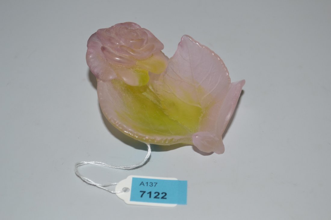 Schälchen, Daum France Pâte-de-verre, in Form einer: Schälchen, Daum France Pâte-de-verre, in Form einer Rose auf Blatt gearbeitet. Bezeichnet: Daum France. L 8 cm.