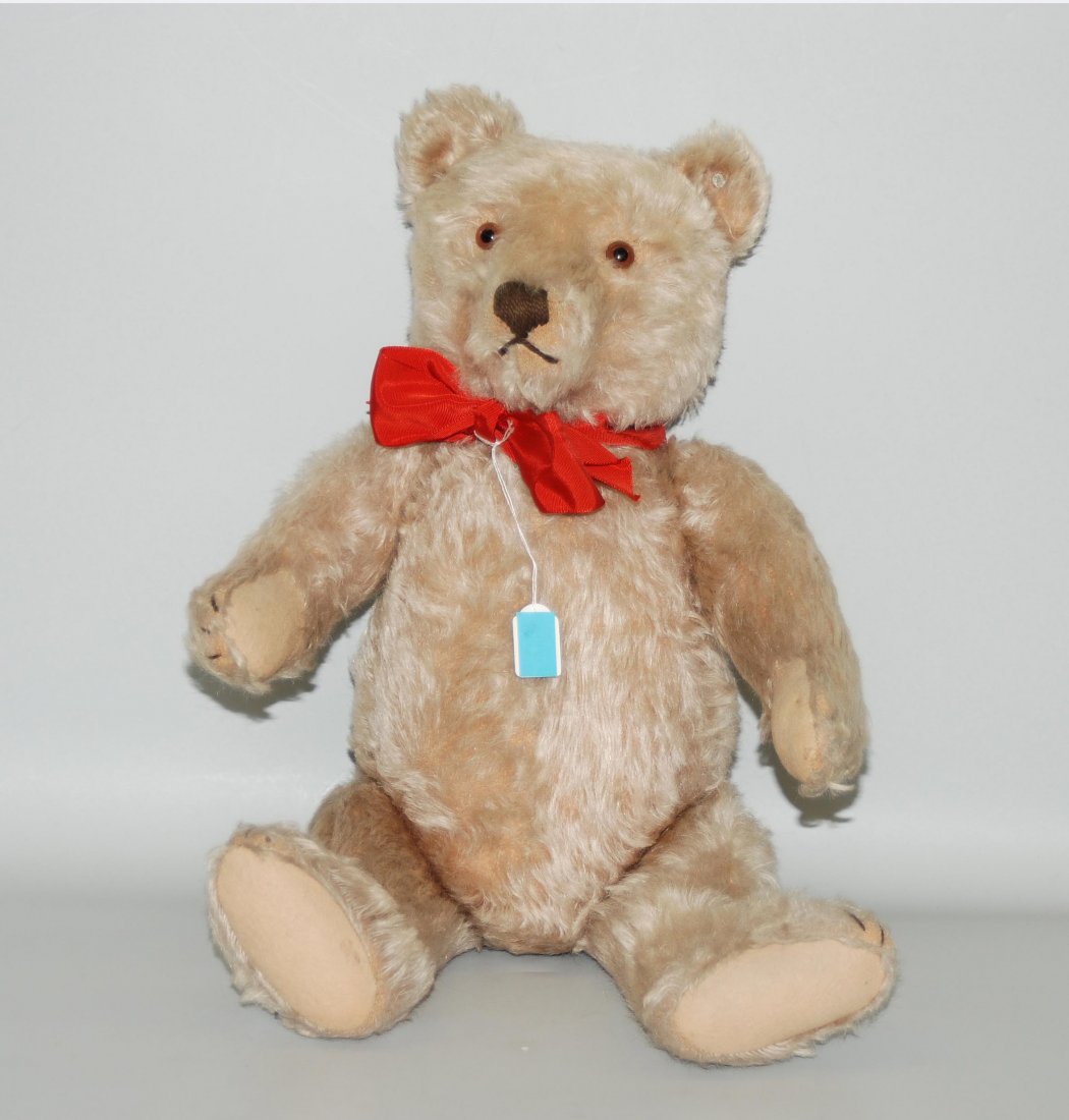 Steiff-Teddybär Deutschland, 1950/60er Jahre. Aus: Steiff-Teddybär Deutschland, 1950/60er Jahre. Aus weissem Mohair. H 43 cm.