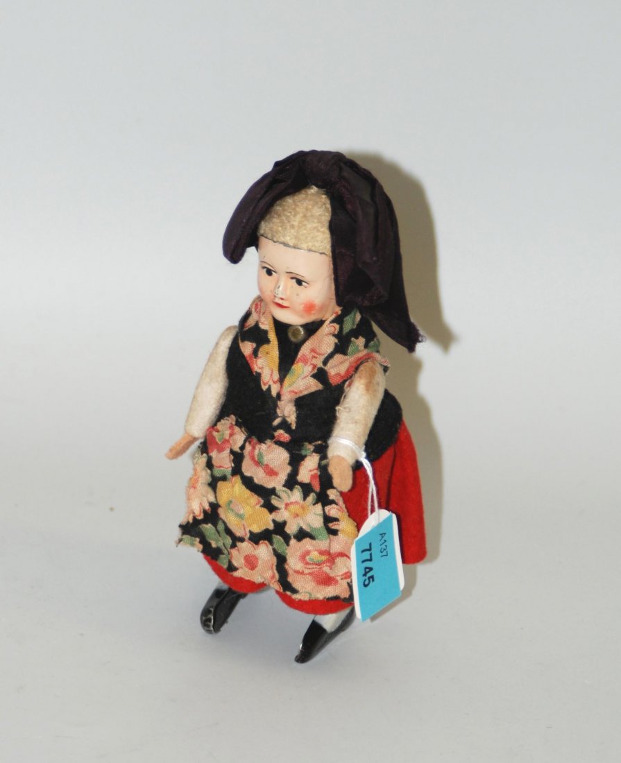 Schuco-Tanzfigur "Breisgauerin" Deutschland, 1930er: Schuco-Tanzfigur "Breisgauerin" Deutschland, 1930er Jahre. Unvollständig. Metallkörper mit Plüschkopf und bunter Filzbekleidung. Fussprägung "SCHUCO PATENT" bzw. "MADE IN GERMANY". Mit Uhrwerk. Oh