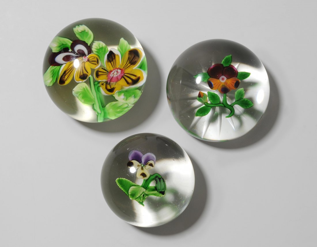 Lot: 3 Paperweights, 19.Jh. Auf farblosem Glaspolster (1 of 1)