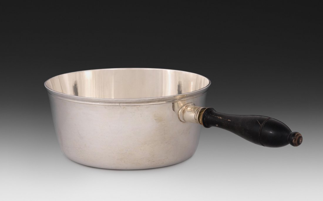 Kleine Casserole Italien, nach 1810. Silber.: Kleine Casserole Italien, nach 1810. Silber. Meistermarke GBS. Blanke Rundform mit gedrechseltem Holzgriff. Meister- und Garantiemarke, Feingehalt 800. D 15 cm/ ca.490 g. - Kl. Fehlstelle am Holzgriff