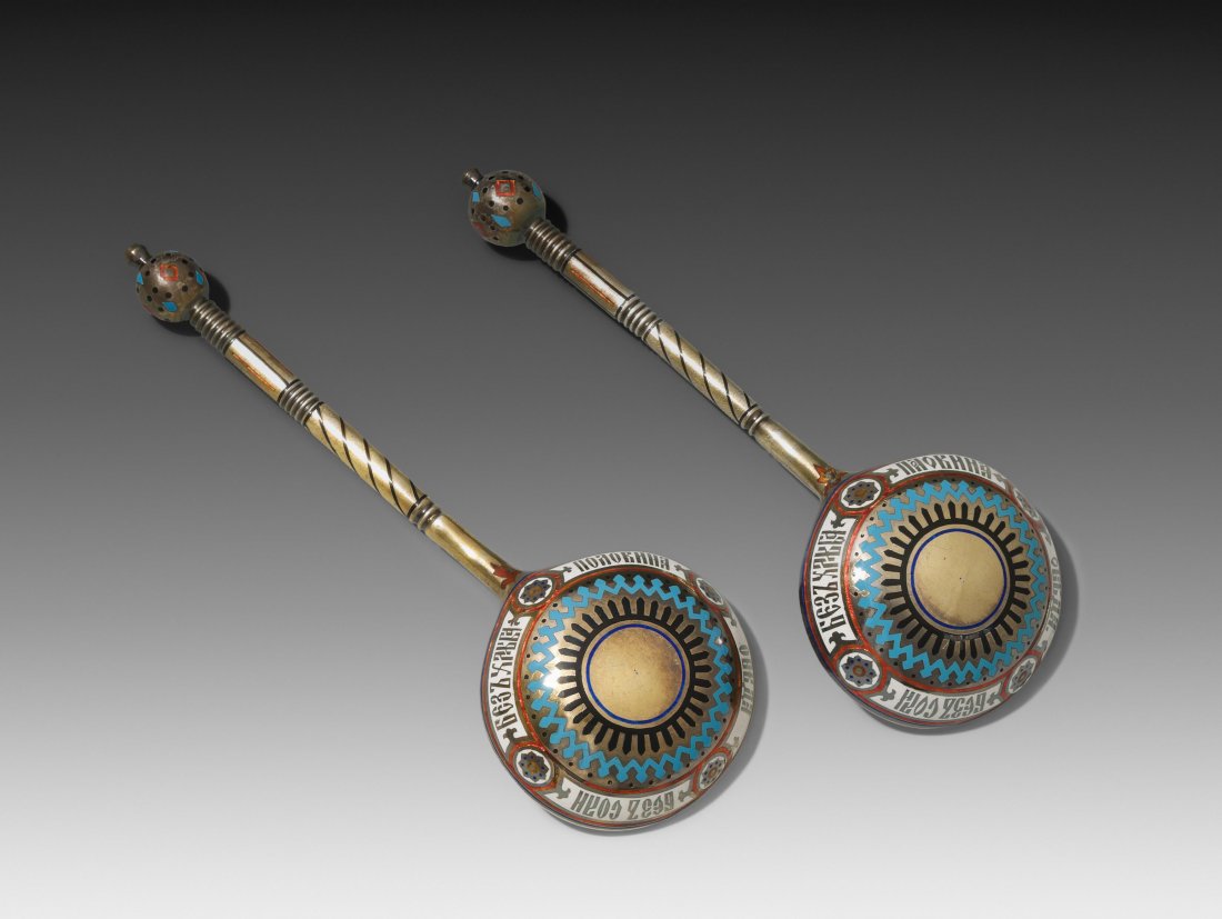 2 Moskauer Zierlöffel 1872. Silber, vergoldet/Email.: 2 Moskauer Zierlöffel 1872. Silber, vergoldet/Email. Runde Laffe, Stiel mit Kugelende. Ornamentaler Champlevé-Emaildekor und Sinnspruch auf Kyrillisch: "Ohne Salz ohne Brot - halbes Mittagessen". Be