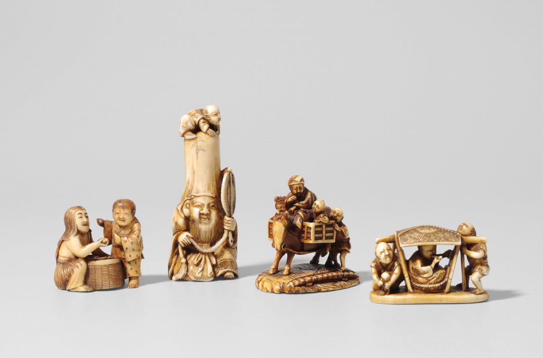 Lot: 4 Netsukes Japan, um 1900. Elfenbein. Netsuke in (1 of 1)