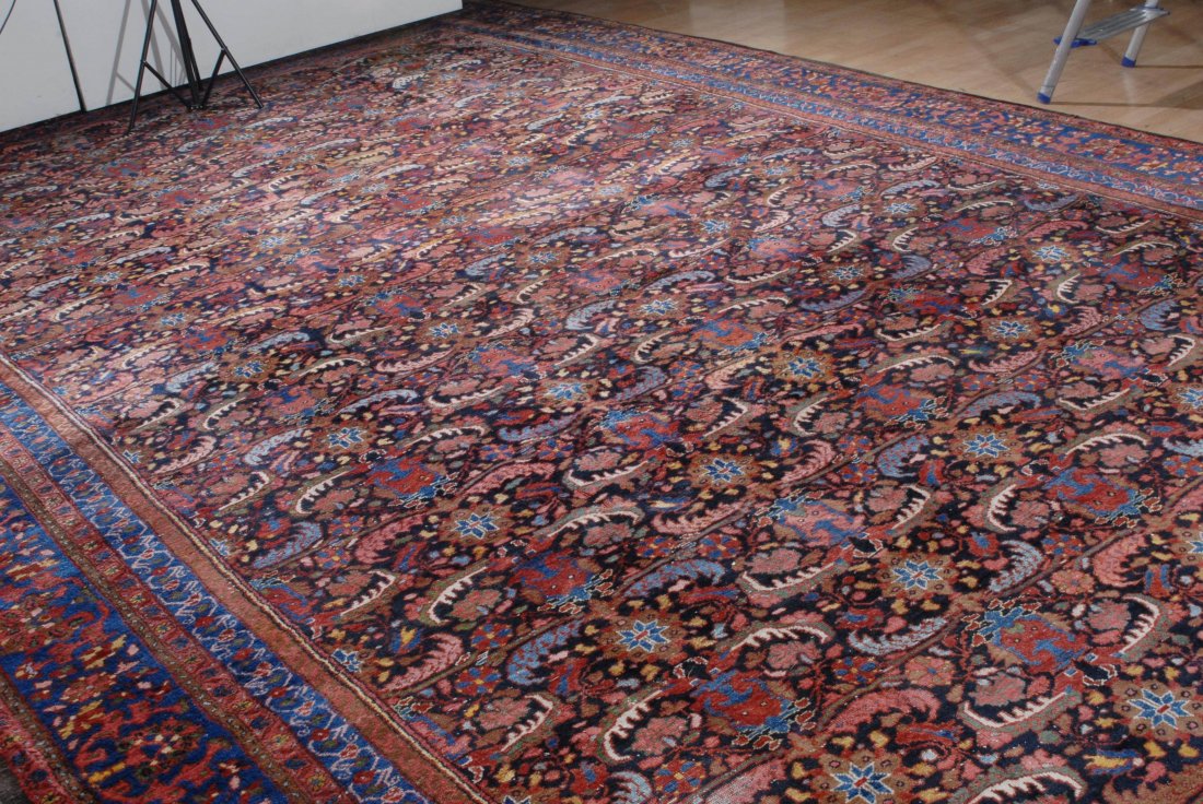 Hamedan W-Iran, um 1920. Auf schwarzem Grund sind: Hamedan W-Iran, um 1920. Auf schwarzem Grund sind grosse Palmetten und Blattranken durchgehend und flächendeckend angelegt, flankiert von dichten Blüten und Zweigen. 2 Rosettenborten säumen die bre