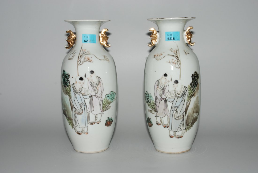 1 Paar Vasen China, 20.Jh. Porzellan. Polychrome: 1 Paar Vasen China, 20.Jh. Porzellan. Polychrome figürliche Szene. Beidseitige Henkel am Hals in Fledermausform, goldfarben. Berieben. H 23 cm.