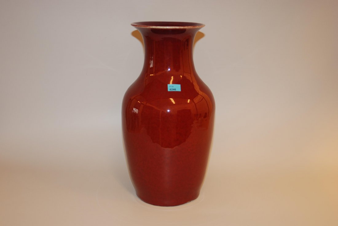 Vase China, 20.Jh. Steinzeug mit Sang de Boeuf-Glasur.: Vase China, 20.Jh. Steinzeug mit Sang de Boeuf-Glasur. Balusterform. H 37 cm.