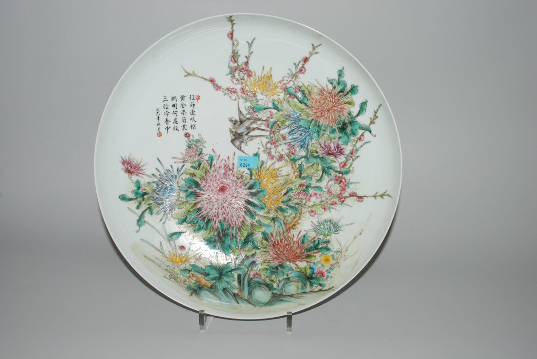 Grosse Platte China, 2.Hälfte 20.Jh. Porzellan.: Grosse Platte China, 2.Hälfte 20.Jh. Porzellan. Polychromer Blumen-/Vogeldekor. Blau emaillierte Qianlong-Marke. H 7, D 36 cm.