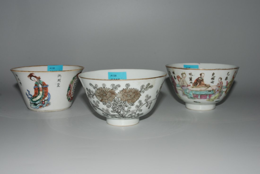 Lot: 3 Bols China, 19.–20.Jh. Porzellan. Figürliche: Lot: 3 Bols China, 19.–20.Jh. Porzellan. Figürliche Szene bzw. Blumendekor in Famille rose. Haarrisse. H 6, D 10,5 cm.