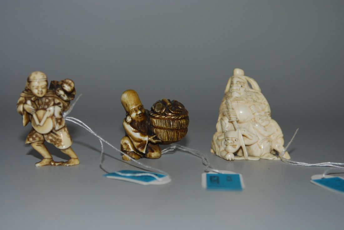Lot: 3 Netsuke Japan, 19./20.Jh. Elfenbein. Mann mit: Lot: 3 Netsuke Japan, 19./20.Jh. Elfenbein. Mann mit Trommel und Affe, Fukurokuju sowie Dämonen. H 3,5–4,5 cm.