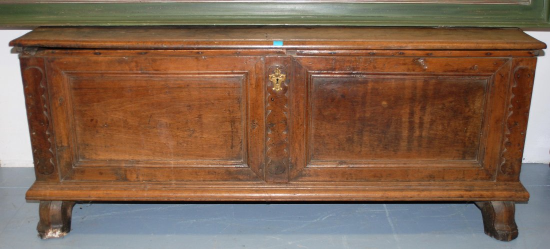 Truhe Barock 18. Jh. Nussbaum, arrangiert. Rechteckiger: Truhe Barock 18. Jh. Nussbaum, arrangiert. Rechteckiger Korpus. Front mit gestemmten Kassettenfüllungen. Schad- und Fehlstellen. 151x52x60 cm.