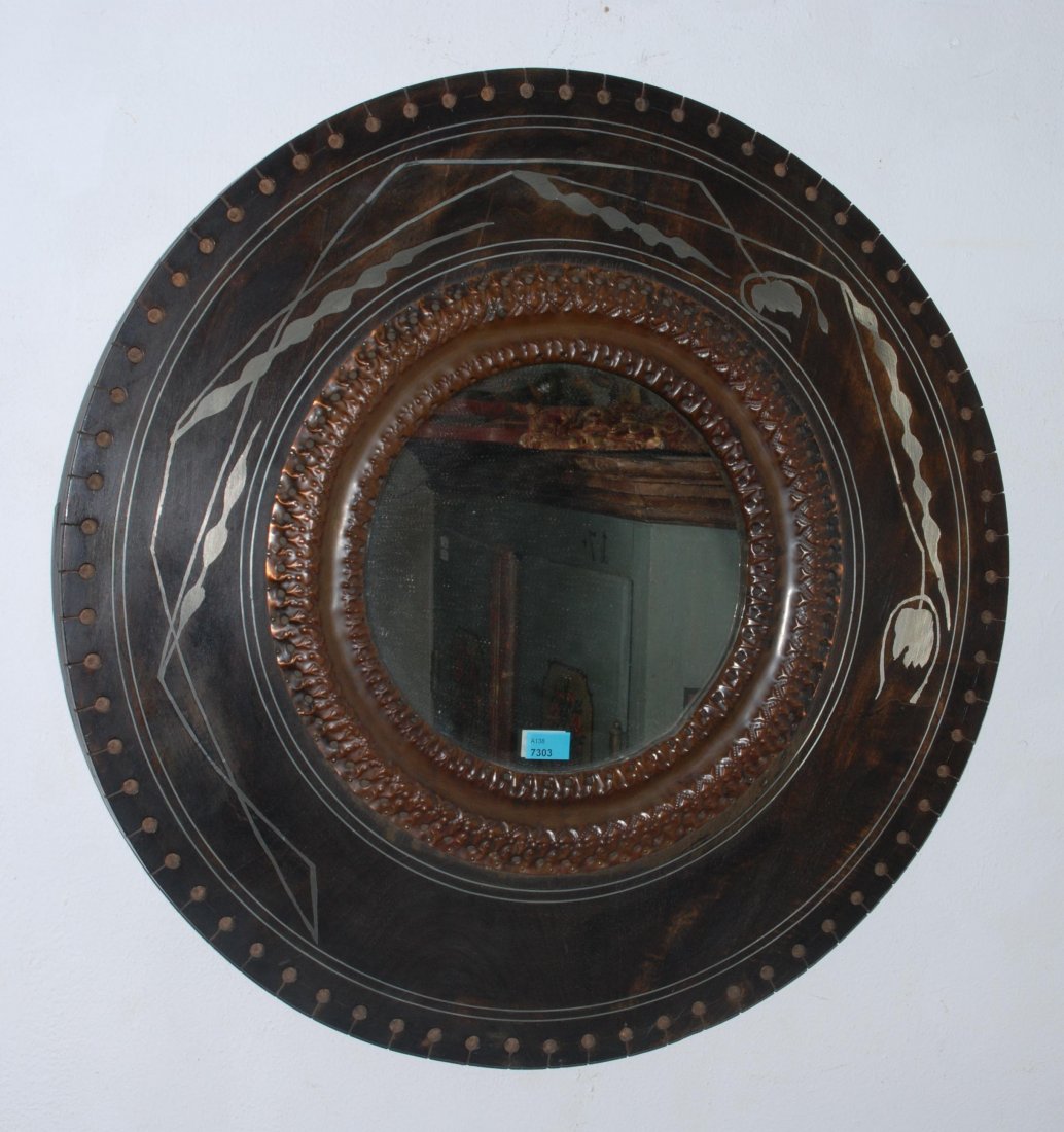 Spiegel Im Stil von Carlo Bugatti. Holz und Metall.: Spiegel Im Stil von Carlo Bugatti. Holz und Metall. Runder Rahmen. Schadstellen. Alters- und Gebrauchsspuren. D 55 cm.