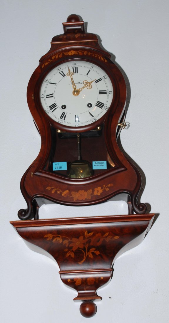 Pendule Zenith mit Sockel Schweiz, 2.Hälfte 20.Jh. Mit: Pendule Zenith mit Sockel Schweiz, 2.Hälfte 20.Jh. Mit Blumendekor bemaltes, braunes Holzgehäuse. Verglastes Fronttürchen und verglaste Werkssicht an den Seiten. Emailzifferblatt mit römischen Stu