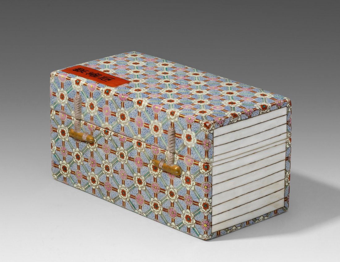 Deckeldose in Form eines Brokateinbands für Bücher (1 of 1)