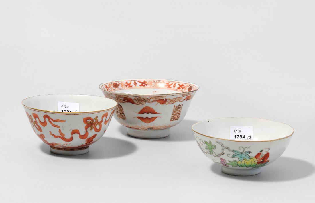 Lot: 3 Bols China, 19.–20.Jh. Porzellan. Eisenroter: Lot: 3 Bols China, 19.–20.Jh. Porzellan. Eisenroter Dekor bzw. Famille rose. Fledermaus, Swastika, bzw. Melonen mit Schmetterlingen verziert. Erhaltungsmängel. D 11–12,5 cm.