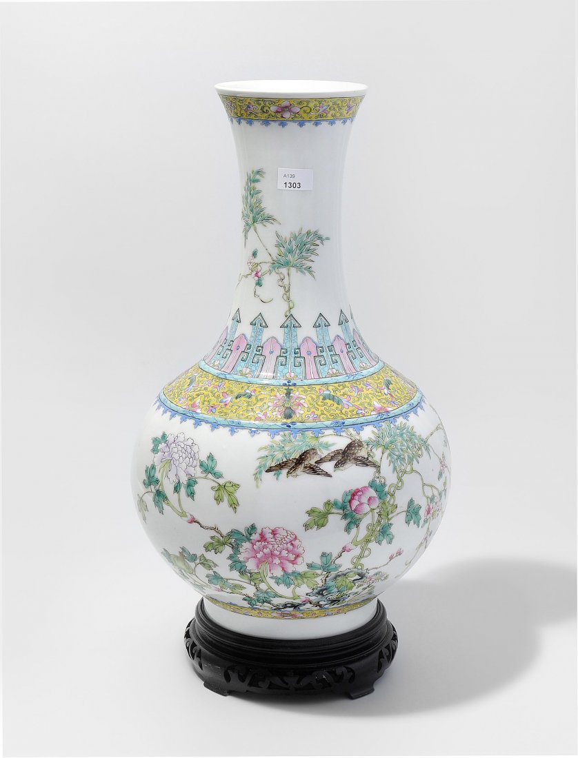 Langhalsvase China, 2.Hälfte 20.Jh. Porzellan. (1 of 1)