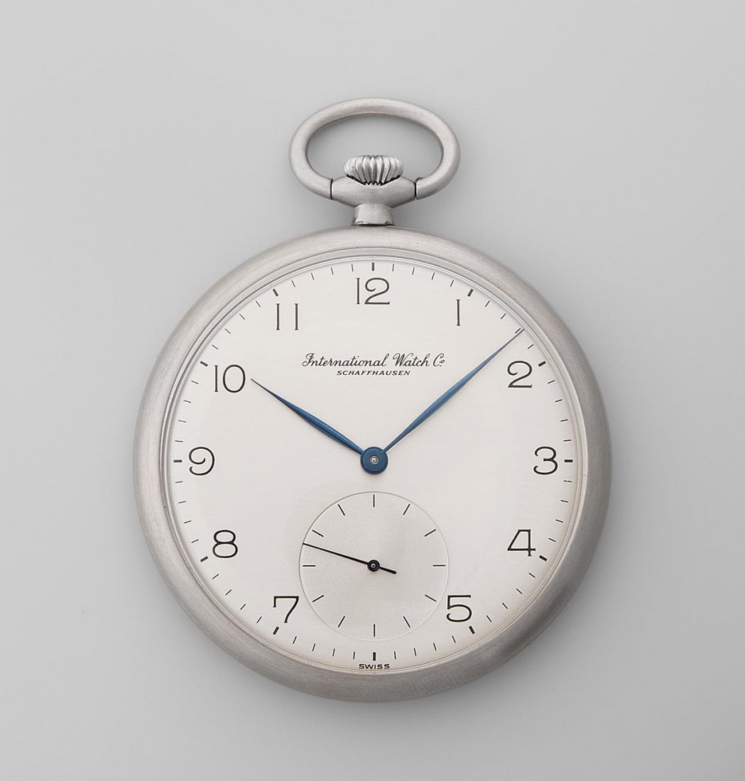 IWC Runde, mechanische Herrentaschenuhr in: IWC Runde, mechanische Herrentaschenuhr in Stahlgehäuse. Boden gedrückt, Werknummer 5301-002, Referenznummer 2481834, D 47 mm. Silberfarbenes Zifferblatt mit schwarzen, arabischen Stundenzahlen und 