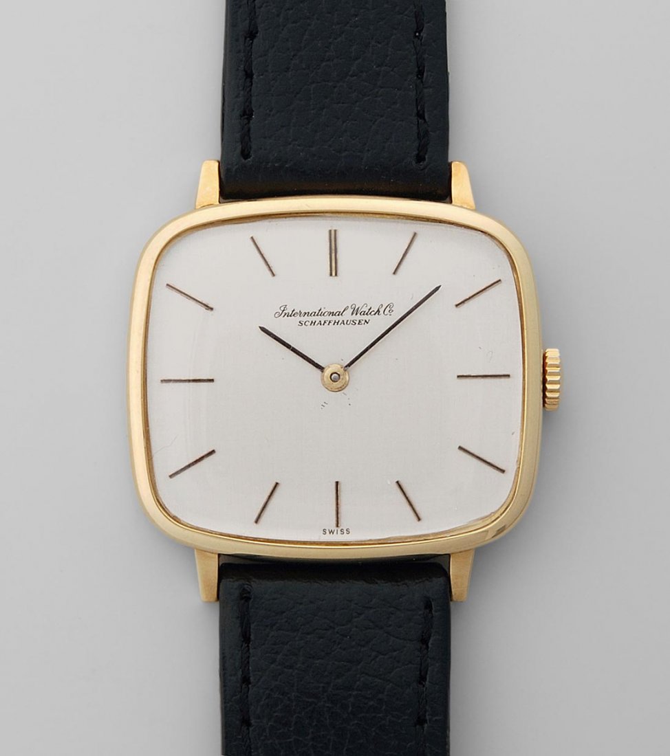 IWC Rechteckige, mechanische Herrenarmbanduhr in 750: IWC Rechteckige, mechanische Herrenarmbanduhr in 750 Gelbgoldgehäuse ca. 15 g. Boden gedrückt, Werknummer 2241698, Kaliber 403, Referenznummer 2260964. Silberfarbenes Zifferblatt mit goldfarbenen St