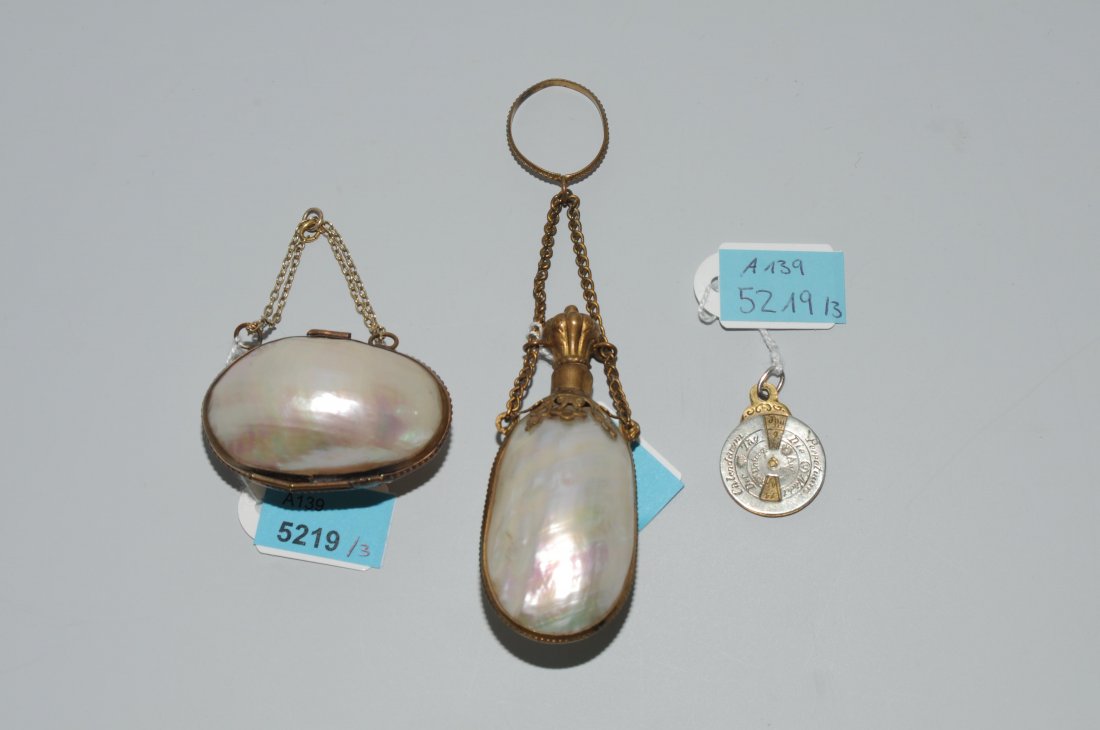 Lot: 3 Nippsachen Um 1900. (1) Riechfläschchen. (1 of 1)