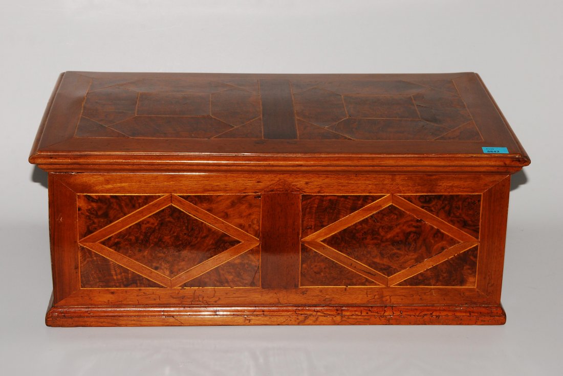 Kassette Spätbarock. Nussbaum, furniert. Rechteckiger (1 of 1)