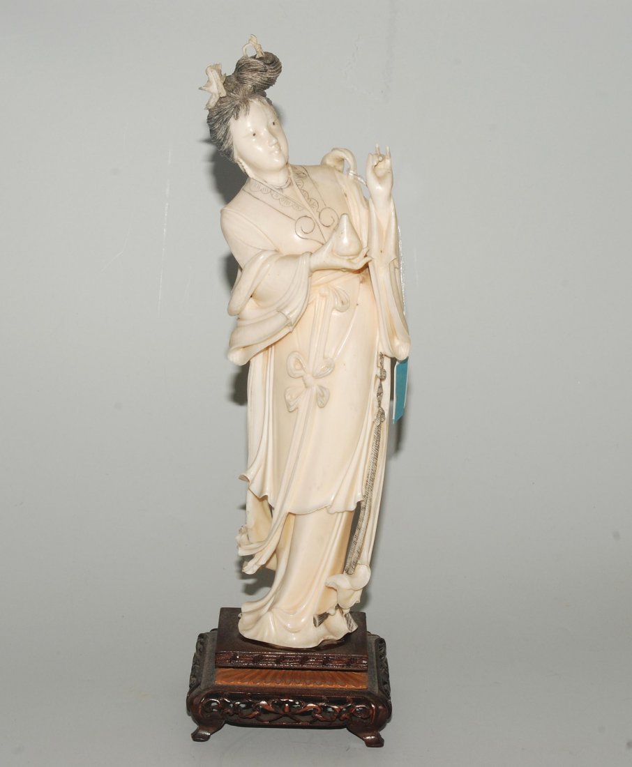 *Figur einer Hofdame China, um 1900. Elfenbein. Dame in (1 of 1)
