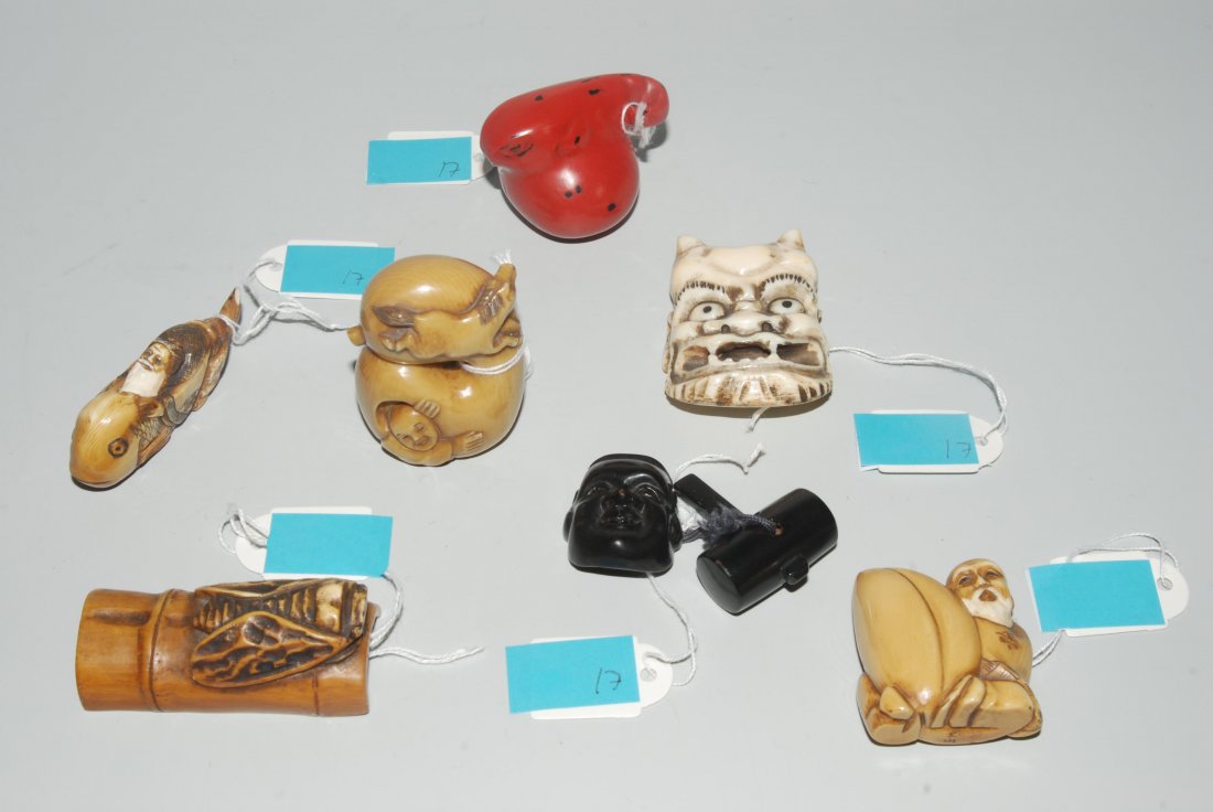 *Lot: 7 Netsuke Japan, nach 1900. Elfenbein und Holz. (1 of 1)