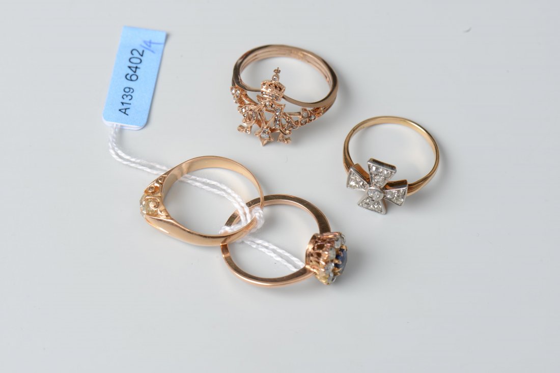 Lot: 4 Antike Ringe Um 1900. 580–750 Rotgold und: Lot: 4 Antike Ringe Um 1900. 580–750 Rotgold und Platin. Solitaire mit 1 Altschliff-Diamanten ca. 0.42 ct, Cape–P. Gr. 53. 1 Saphir ca. 0.5 ct mit Diamant-Entourage. Gr. 51. Diamantbesetztes Kreuz