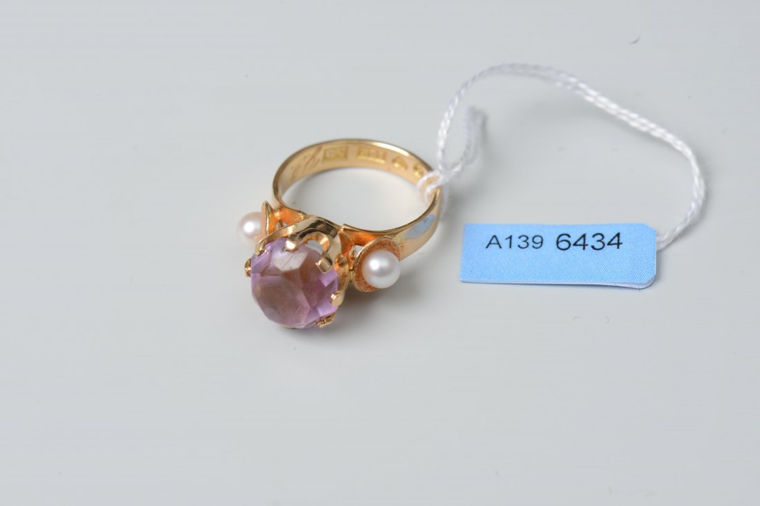 Amethyst-Perlen-Ring 750 Gelbgold. Dekorativ: Amethyst-Perlen-Ring 750 Gelbgold. Dekorativ gestalteter Ring mit 1 Amethysten Ø ca. 11 mm und 2 Kulturperlen Ø 4 mm. Gr. 52, 6,4 g.