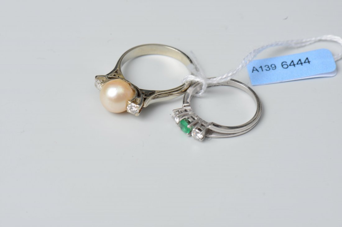 Lot: 2 Ringe 750 Weissgold. Ring mit 1: Lot: 2 Ringe 750 Weissgold. Ring mit 1 Akoya-Kulturperle Ø 8 mm und 2 Brillanten zus. ca. 0.20 ct. Gr. 53. Ring mit 1 Smaragd ca. 0.18 ct und 2 Brillanten zus. ca. 0.19 ct. Gr. 50. 7,1 g.