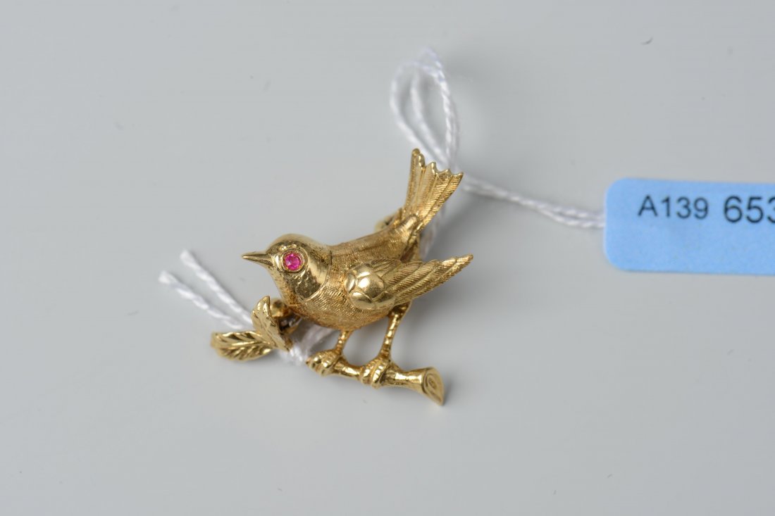 Vögelchen-Brosche Mitte 20.Jh. 750 Gelbgold. Rubinauge. (1 of 1)